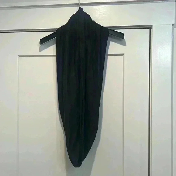 Beyond Yoga Accessories - Beyond Yoga black pocket infinity scarf. NWT!